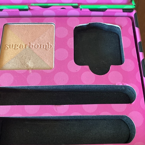 Benefit Real Cheeky Party Tin Blush, Bronzer & Highlighter Set Maketup - Picture 5 of 7